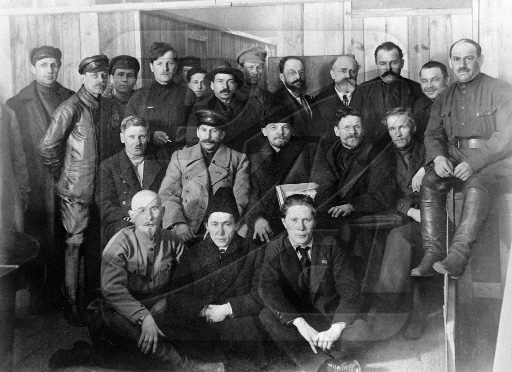 Иосиф Сталин, Владимир Ленин и Михаил Калинин среди делегатов VIII съезда РКП (б)
